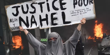 Emeutes en France: Macron annonce des « moyens supplémentaires » et dénonce une « instrumentalisation » de la mort de Nahel