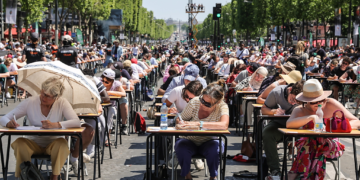 Première mondiale: une dictée géante sur les Champs-Elysées à Paris