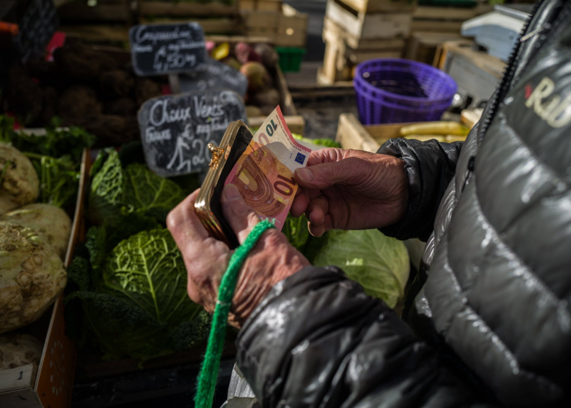 France: la consommation des ménages chute de 1% en avril sur seulement un mois
