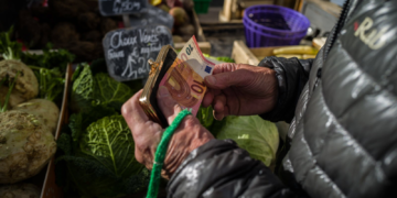 France: la consommation des ménages chute de 1% en avril sur seulement un mois