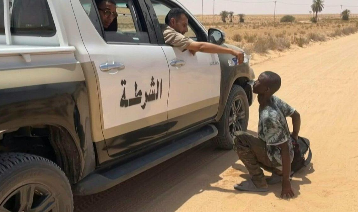 Abandonnés par les autorités tunisiennes, des migrants secourus par les Libyens