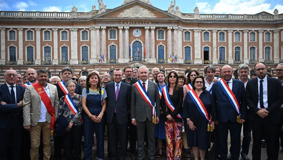Emeutes en France: rassemblements devant les mairies pour un « retour de l’ordre républicain »