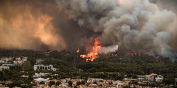 La Grèce frappée par « le plus grand incendie jamais enregistré dans l&rsquo;UE »