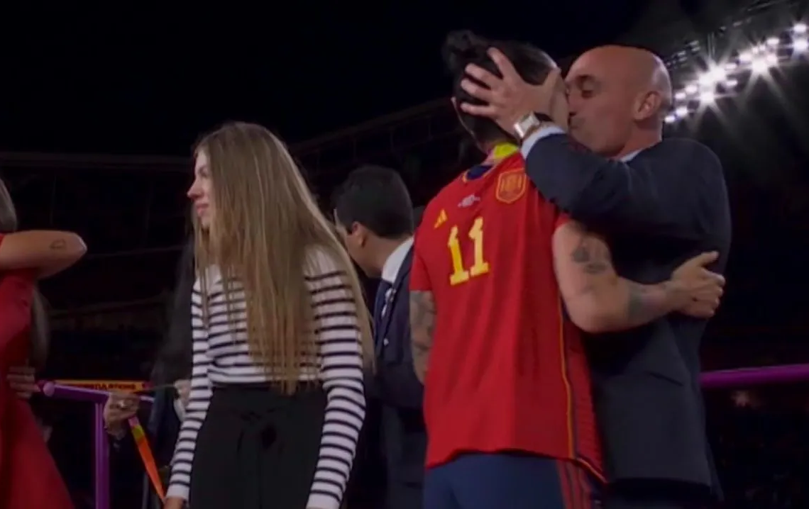 Le président de la fédération espagnole condamné par les politiques pour avoir embrassé Hermoso sur la bouche