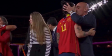 Le président de la fédération espagnole condamné par les politiques pour avoir embrassé Hermoso sur la bouche