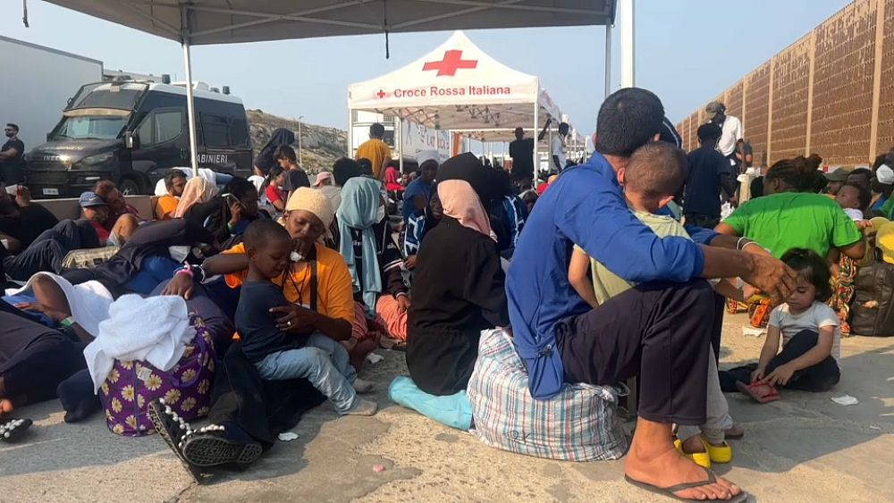 « Lampedusa ne peut plus accueillir de réfugiés »: le maire de l’île appelle le gouvernement italien à l’aide
