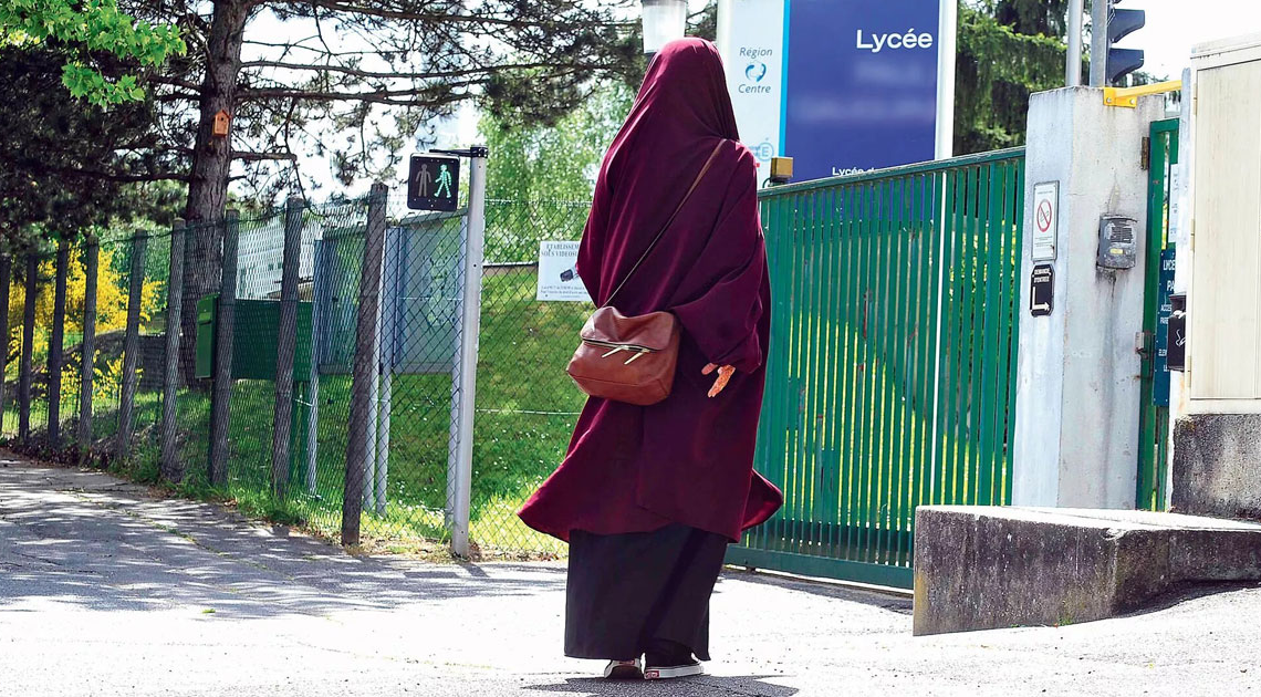 Interdiction en France de l’abaya à l’école : « faire bloc » face à « une attaque politique », selon le gouvernement