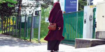 Interdiction en France de l&rsquo;abaya à l&rsquo;école : « faire bloc » face à « une attaque politique », selon le gouvernement