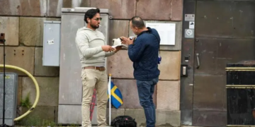 Suède : un exemplaire du Coran brûlé par deux hommes devant le parlement suédois