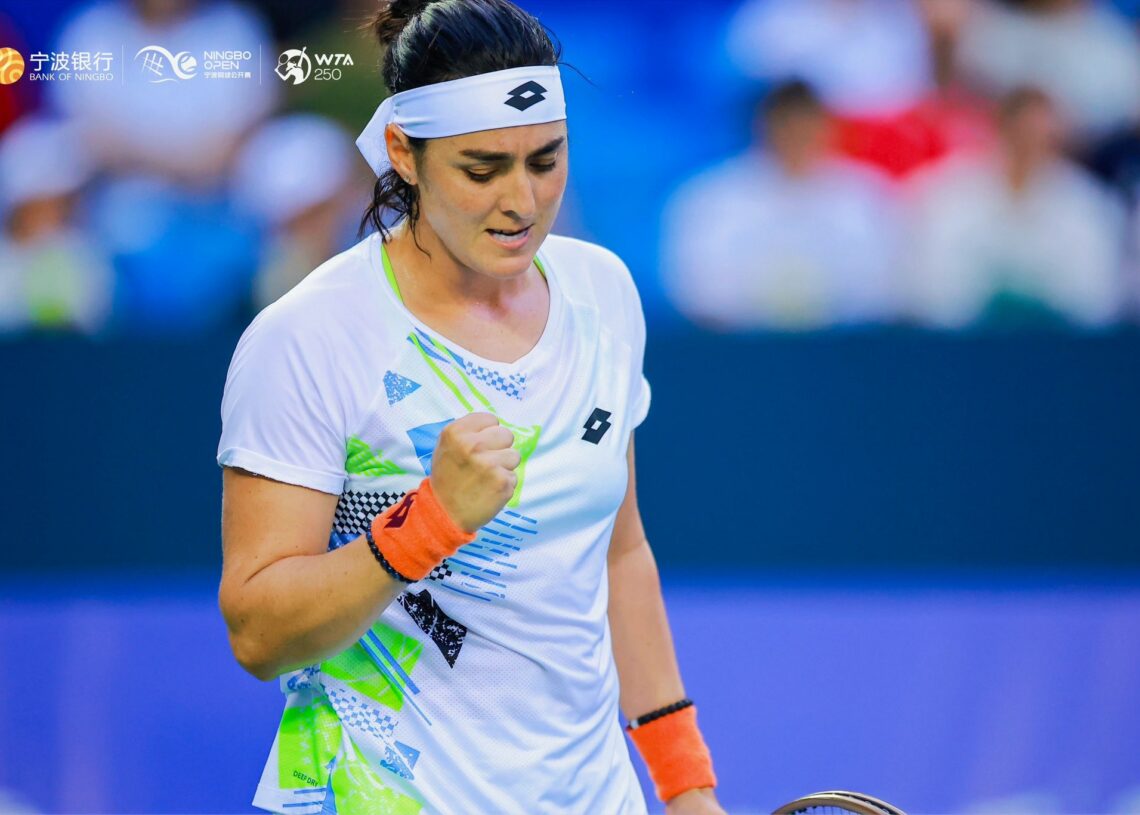 Ningbo Open: Ons Jabeur remporte le trophée.