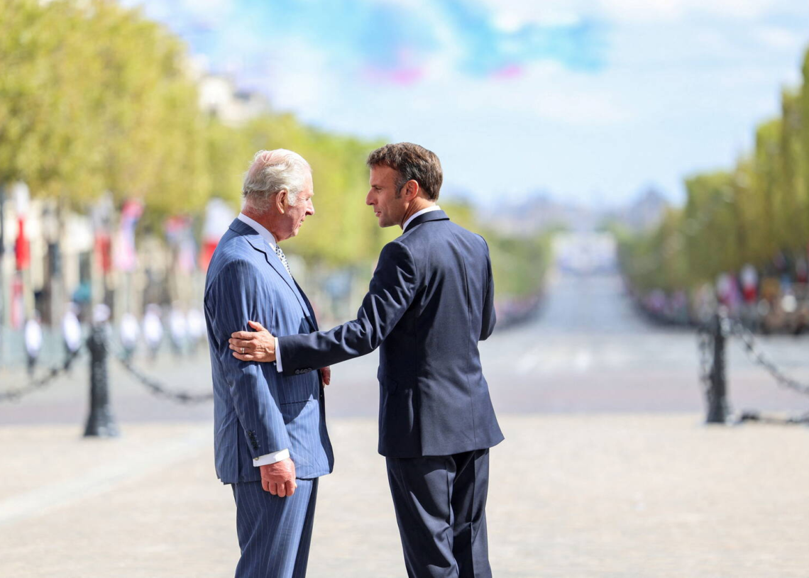 Charles III en visite en France: Emmanuel Macron enfreint la règle et touche le roi