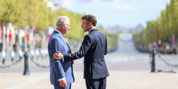 Charles III en visite en France: Emmanuel Macron enfreint la règle et touche le roi
