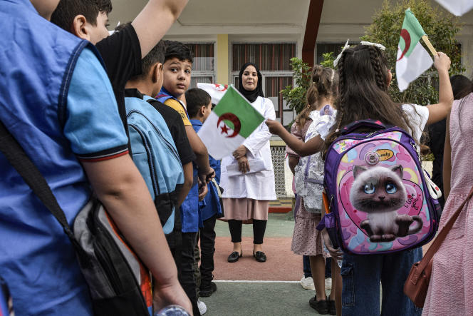 L’Algérie interdit l’enseignement du programme français dans les écoles privées