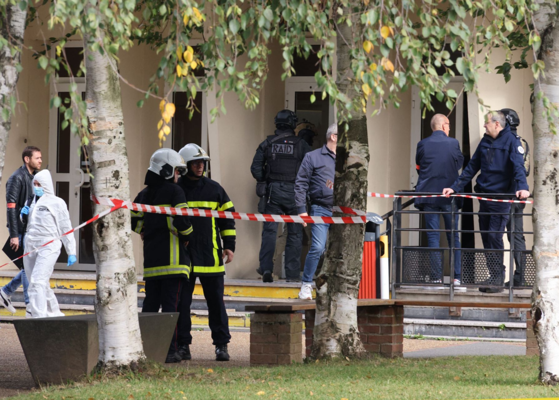 France: Un enseignant tué et deux personnes gravement blessées par un homme armé d’un couteau dans un lycée