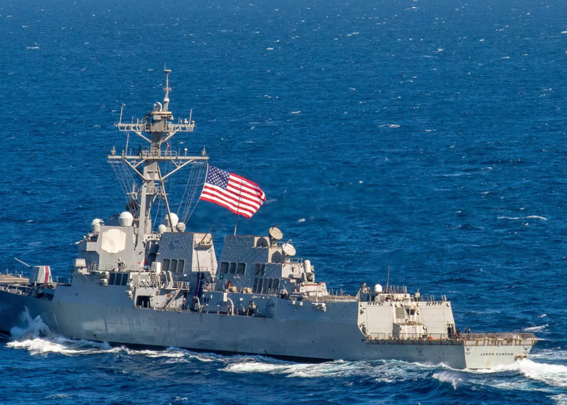 Des missiles et drones lancés par les Houthis, abattus en mer Rouge par un destroyer américain