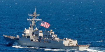 Des missiles et drones lancés par les Houthis, abattus en mer Rouge par un destroyer américain