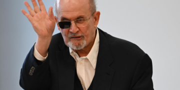 « Horrifié par les attaques du Hamas et la réponse de Netanyahu », l&rsquo;écrivain Salman Rushdie, appelle à la fin du conflit le « plus tôt possible »