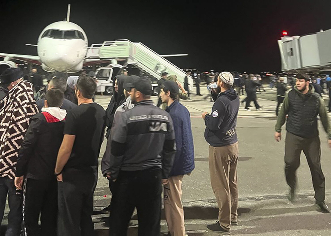 L’aéroport russe de Makhatchkala fermé à cause de manifestants hostiles à Israël, 60 personnes interpellées