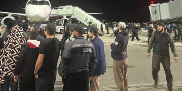 L&rsquo;aéroport russe de Makhatchkala fermé à cause de manifestants hostiles à Israël, 60 personnes interpellées
