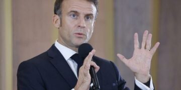 Emmanuel Macron dit «détester le débat»  distinguant  la valeur « des vies juives et des vies palestiniennes »