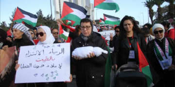 Des centaines de Tunisiennes participent à une marche silencieuse en soutien à la Palestine
