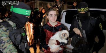 Otage israélienne libérée avec sa chienne « Bella »… une image insolite qui interroge