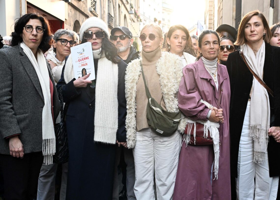 Le monde culturel français marche en silence pour la Paix