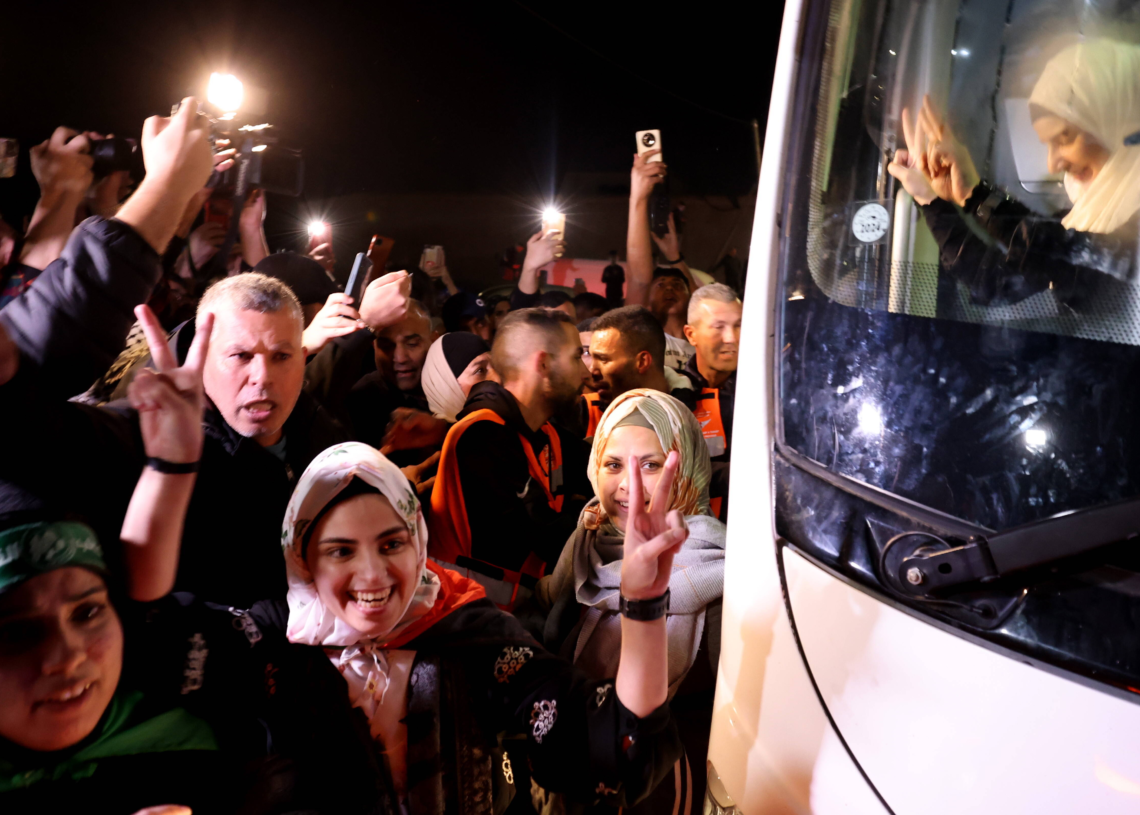 Trêve à Gaza: 14 otages doivent être échangés contre 42 prisonniers Palestiniens ce samedi