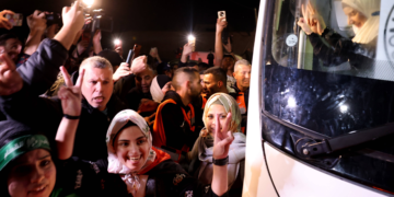 Trêve à Gaza: 14 otages doivent être échangés contre 42 prisonniers Palestiniens ce samedi