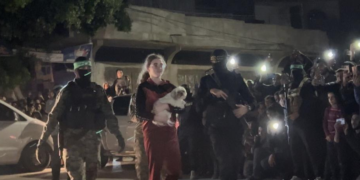 Otage israélienne libérée avec sa chienne « Bella »… une image insolite qui interroge