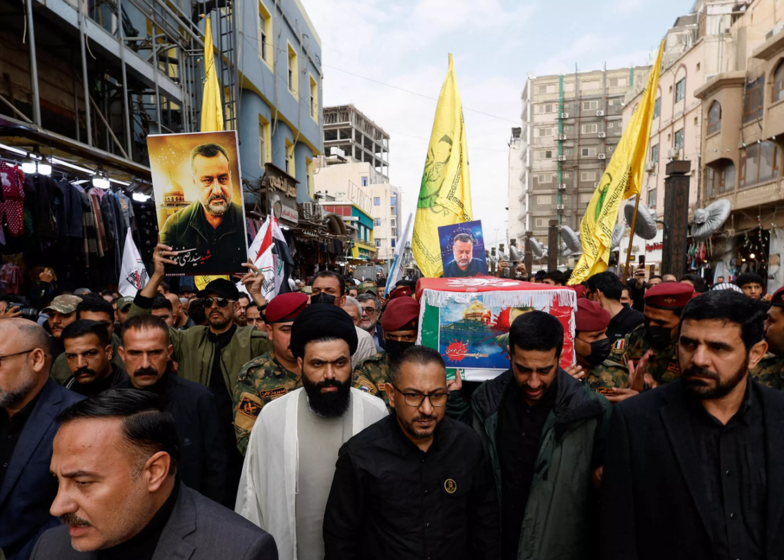 Des milliers de personnes assistent aux funérailles du général Moussavi tué par une frappe israélienne selon l’Iran