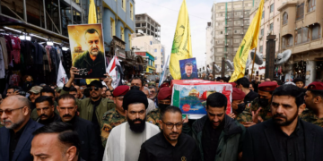 Des milliers de personnes assistent aux funérailles du général Moussavi tué par une frappe israélienne selon l&rsquo;Iran