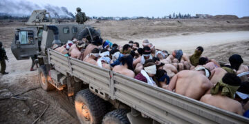 « Raisons de sécurité »: l&rsquo;armée israélienne se justifie sur le déshabillage de Palestiniens arrêtés