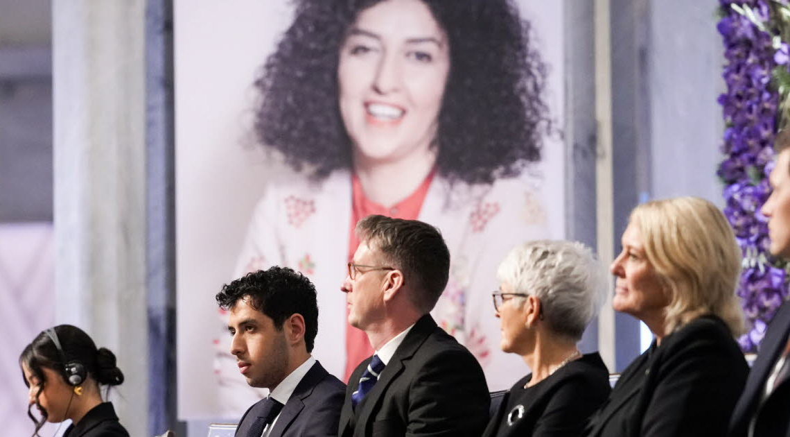 Les enfants de la militante iranienne emprisonnée Narges Mohammadi acceptent le prix Nobel de la paix en son nom