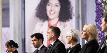 Les enfants de la militante iranienne emprisonnée Narges Mohammadi acceptent le prix Nobel de la paix en son nom