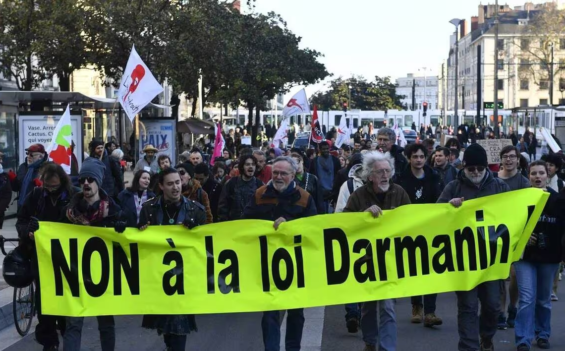 France: la rue proteste contre la loi immigration