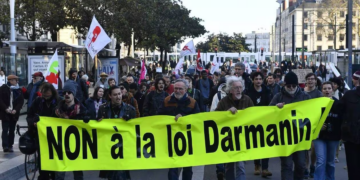 France: la rue proteste contre la loi immigration