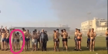 Des Palestiniens sont déshabillés et  rassemblés par l&rsquo;armée israélienne sur un terrain de football à Gaza
