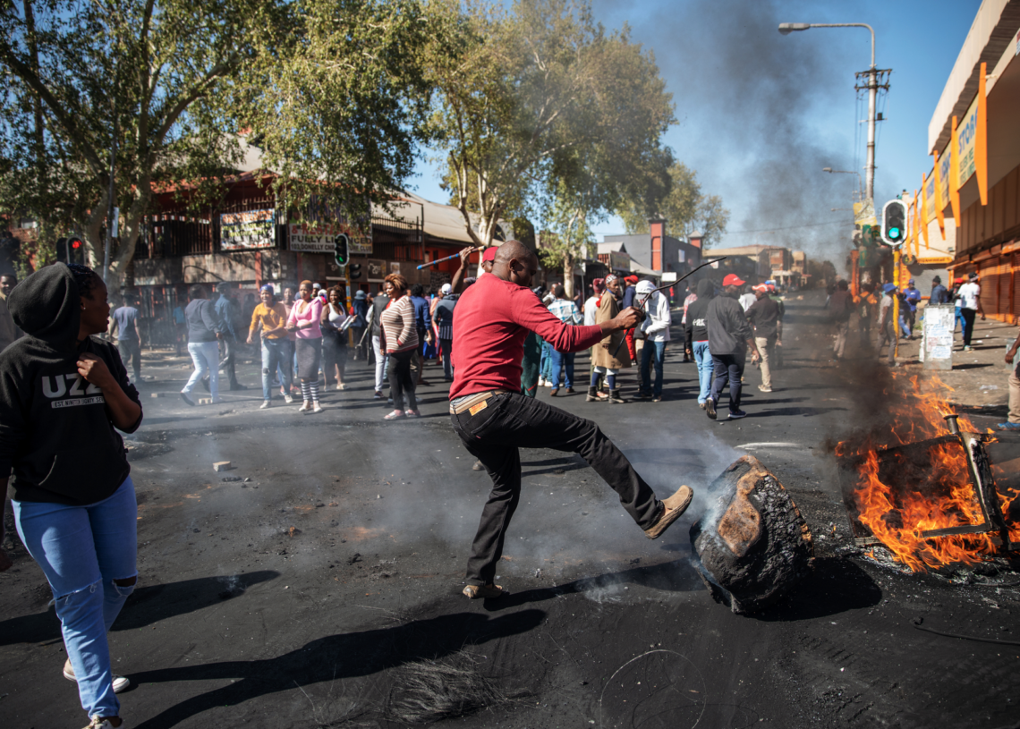 Afrique du Sud: sept criminels présumés brûlés vifs par une foule