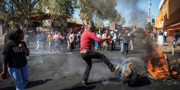 Afrique du Sud: sept criminels présumés brûlés vifs par une foule