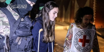 Une responsable israélienne affirme que le Hamas a drogué des otages pour qu’ils semblent « heureux » à leur libération