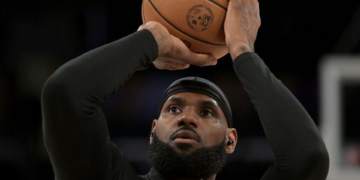 La star de la NBA, LeBron James, déplore la place « stupide » des armes à feu après une énième fusillade aux USA