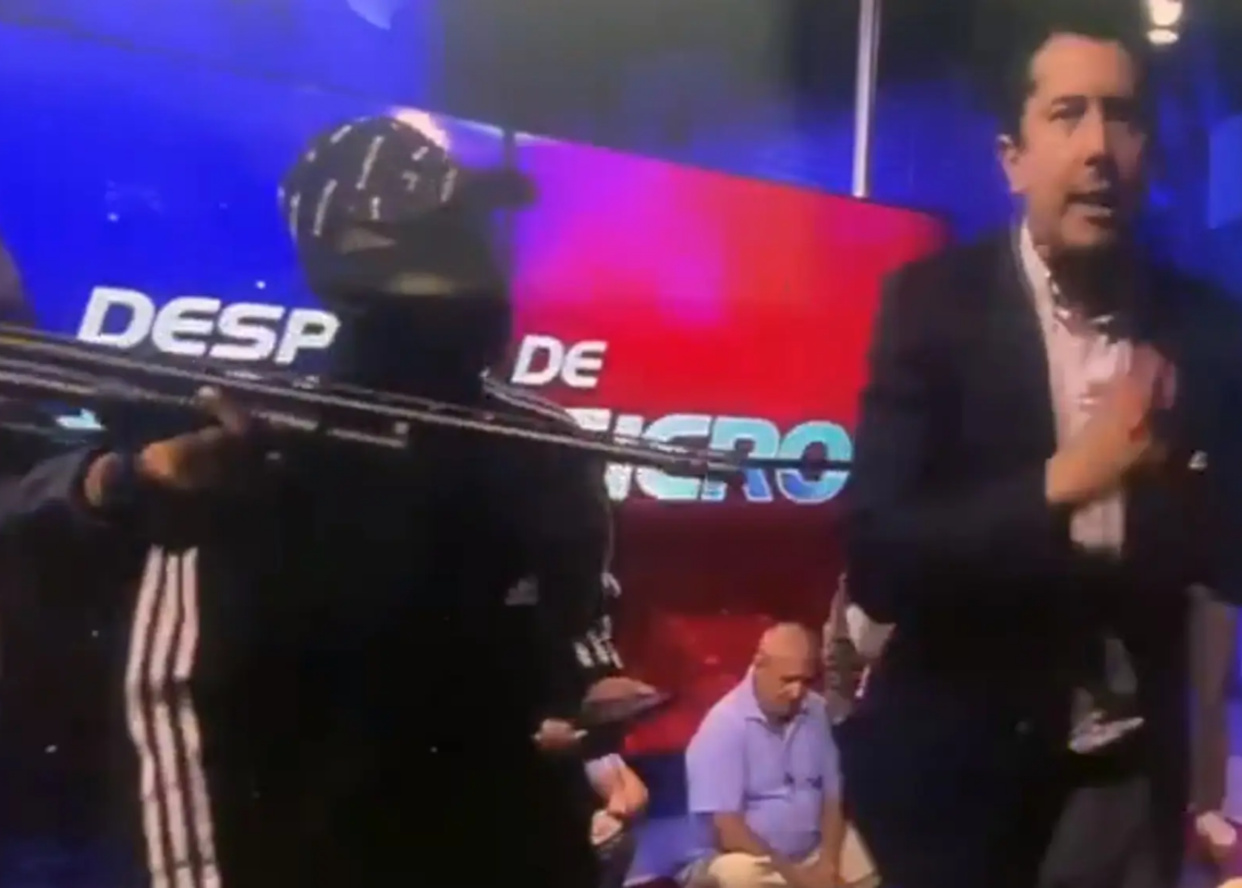 Vidéo: Des narcotrafiquants lourdement armés débarquent en direct sur un plateau TV en Equateur!