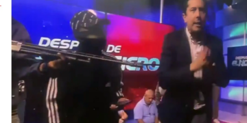Vidéo: Des narcotrafiquants lourdement armés débarquent en direct sur un plateau TV en Equateur!
