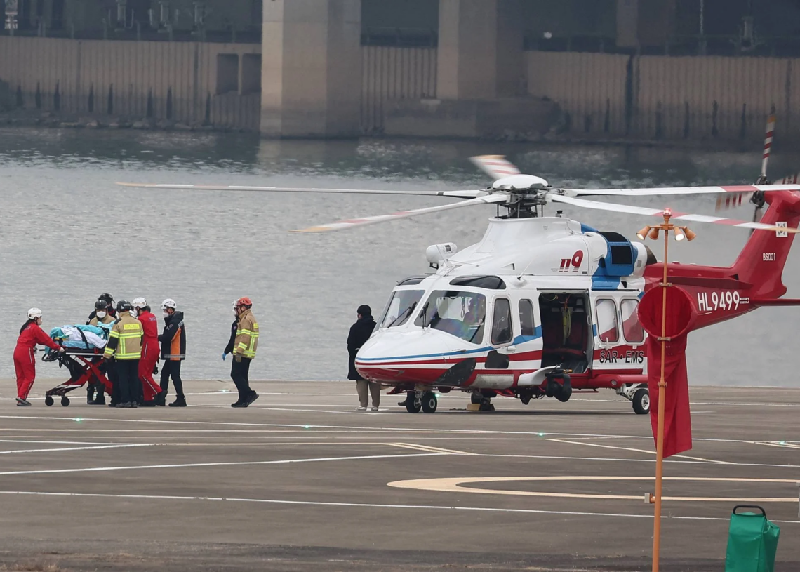 Corée du Sud: Le chef de l’opposition poignardé en plein déplacement, est dans un état grave