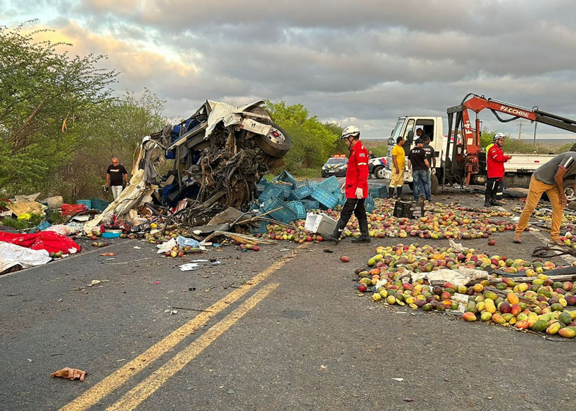 Brésil : au moins 25 morts dans une collision entre un bus et un camion dans l’est du pays