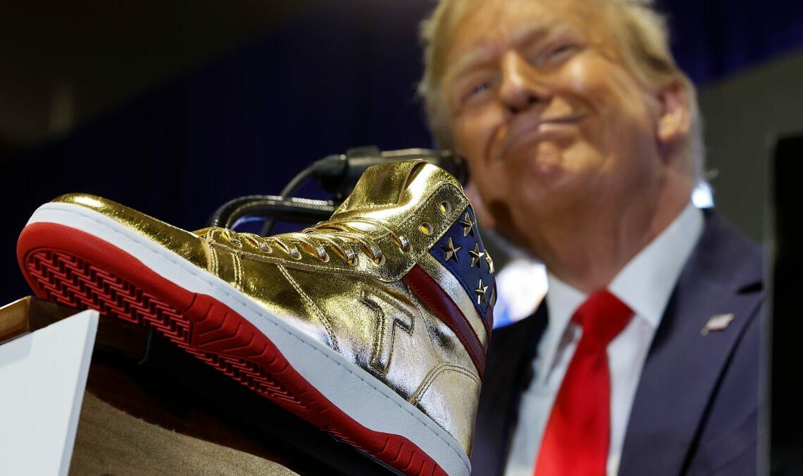 Elles sont déjà en rupture de stock: Les baskets dorées de Trump sont revendues à 450&rsquo;000 dollars sur Ebay