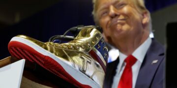 Elles sont déjà en rupture de stock: Les baskets dorées de Trump sont revendues à 450&rsquo;000 dollars sur Ebay