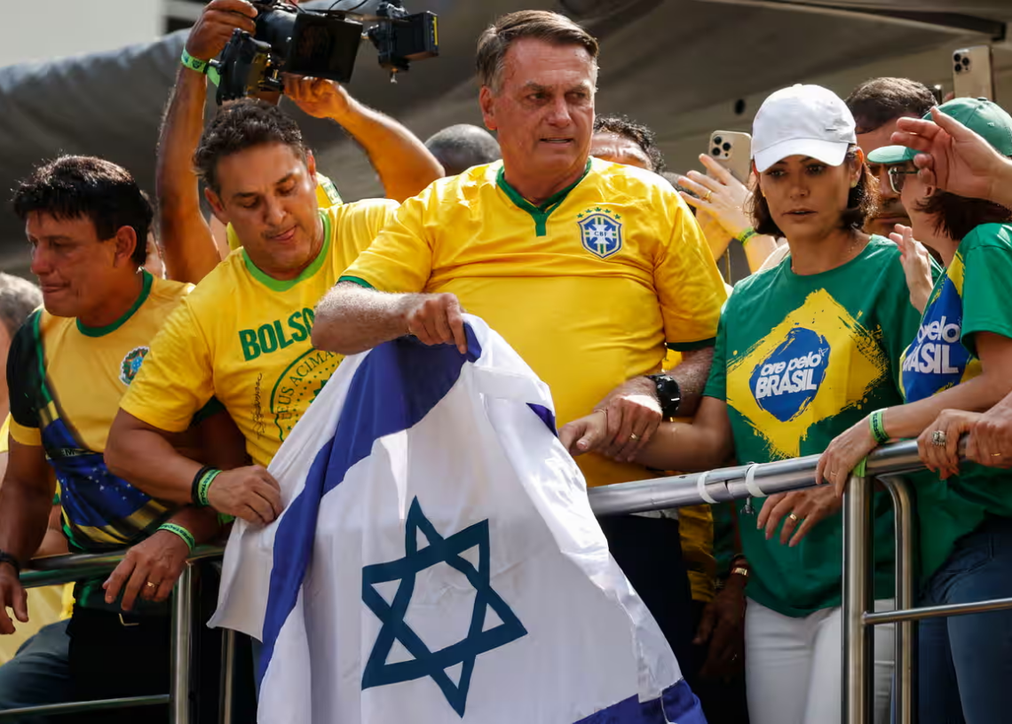 Brésil: devant des milliers de partisans, Bolsonaro dénonce son inéligibilité