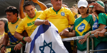 Brésil: devant des milliers de partisans, Bolsonaro dénonce son inéligibilité